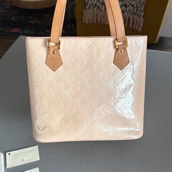 💥SOLD💥 LOUIS VUITTON Classic ‘Marshmallow’ Vernis LV Monogram Houston Tote Bag - Picture 6 of 12